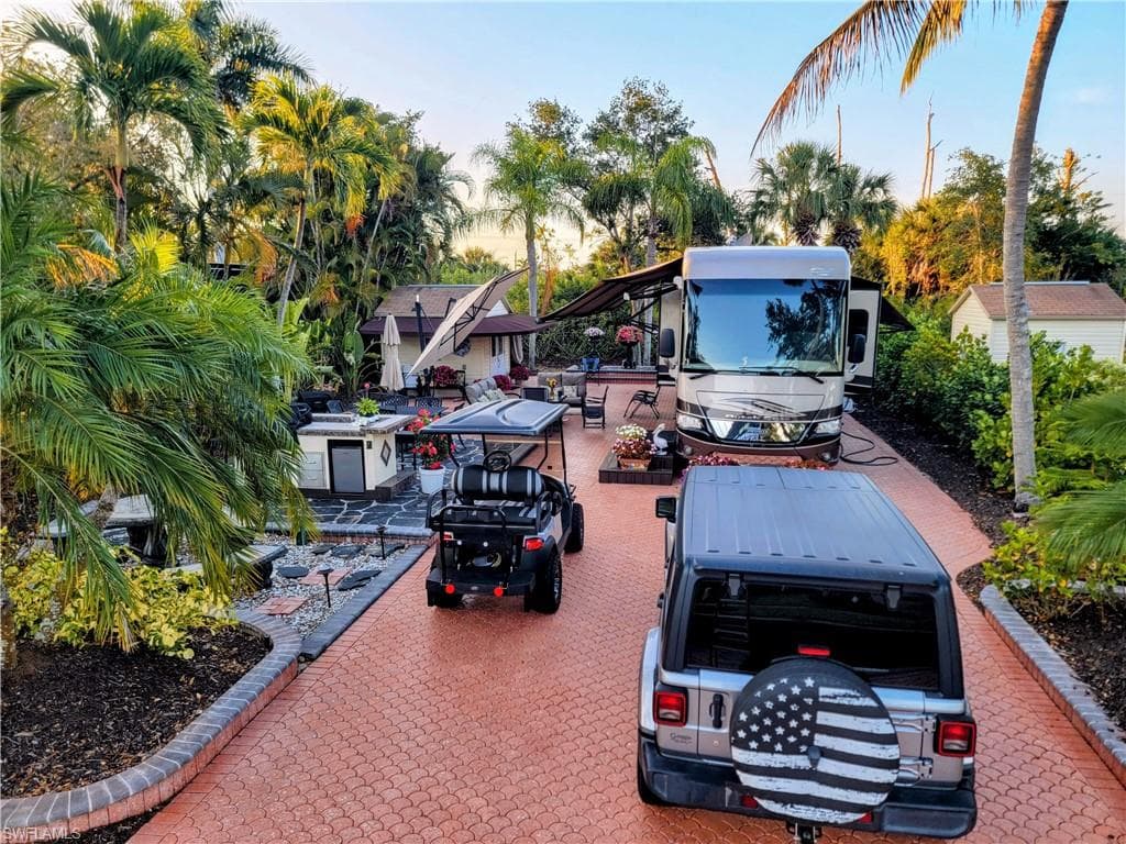 4690 Southern Breeze Dr, Naples, FL 34114-1