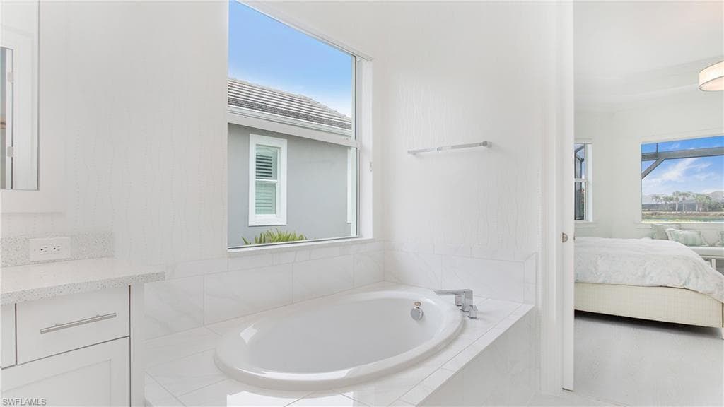 5060 Martinique Dr, Naples, FL 34113-14