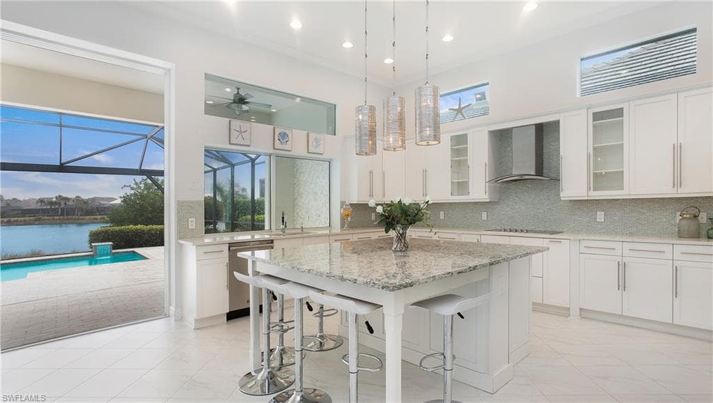 5060 Martinique Dr, Naples, FL 34113-5