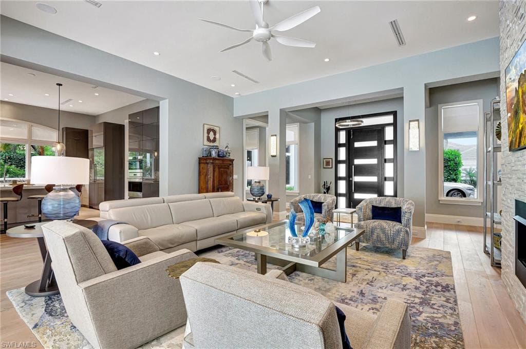 725 Harbour Dr, Naples, FL 34103-9
