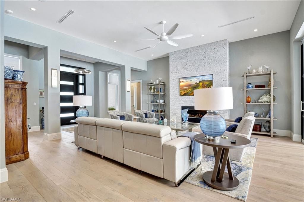 725 Harbour Dr, Naples, FL 34103-10