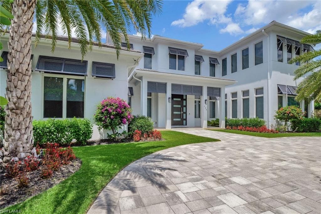 725 Harbour Dr, Naples, FL 34103-1