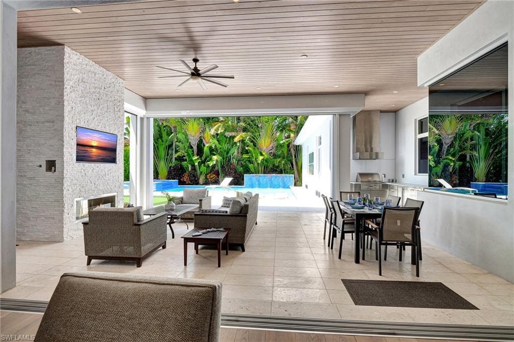725 Harbour Dr, Naples, FL 34103-25