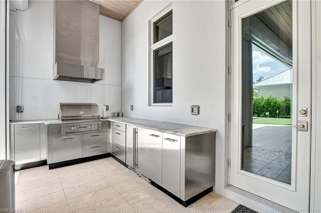 725 Harbour Dr, Naples, FL 34103-28