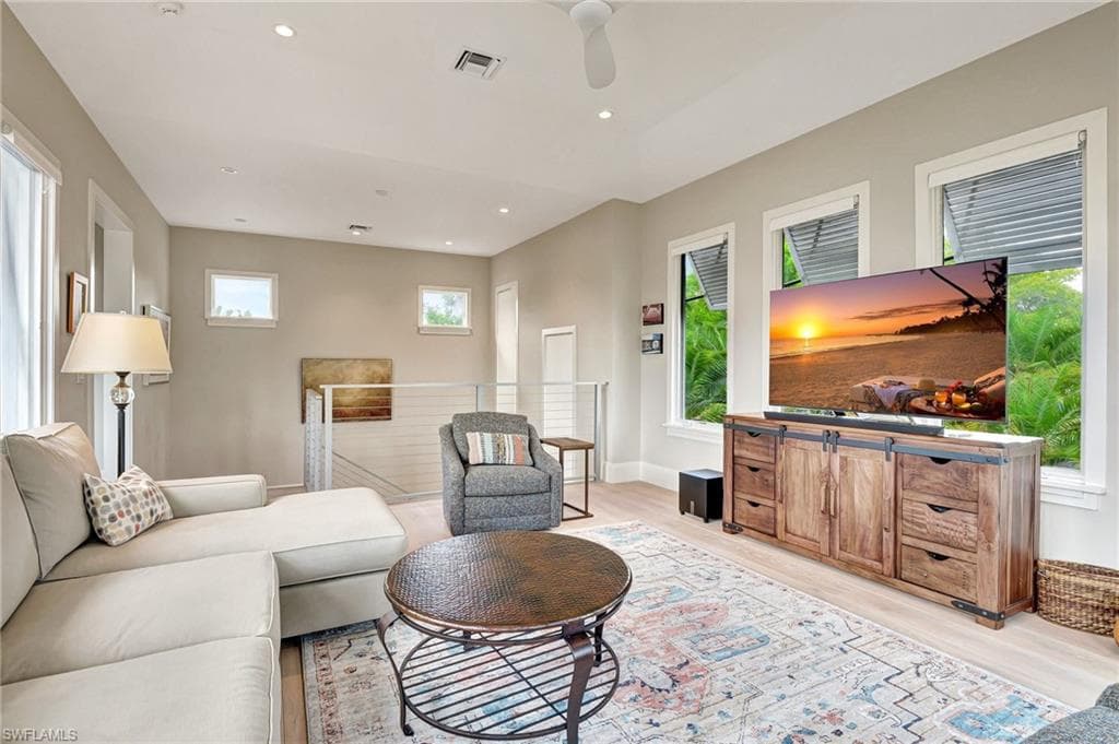 725 Harbour Dr, Naples, FL 34103-35