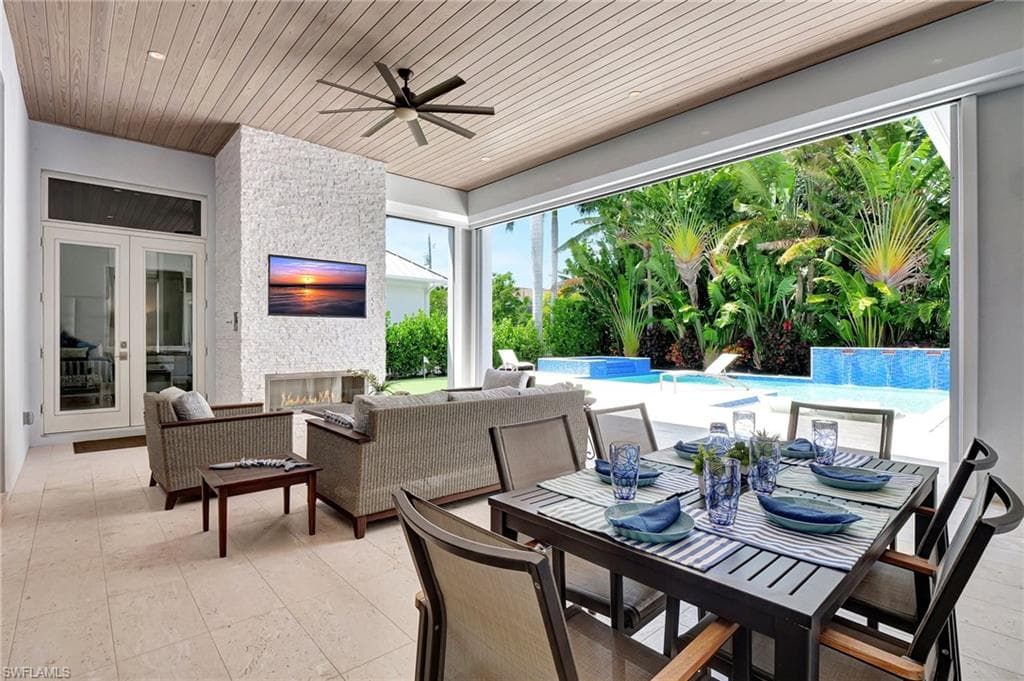 725 Harbour Dr, Naples, FL 34103-3
