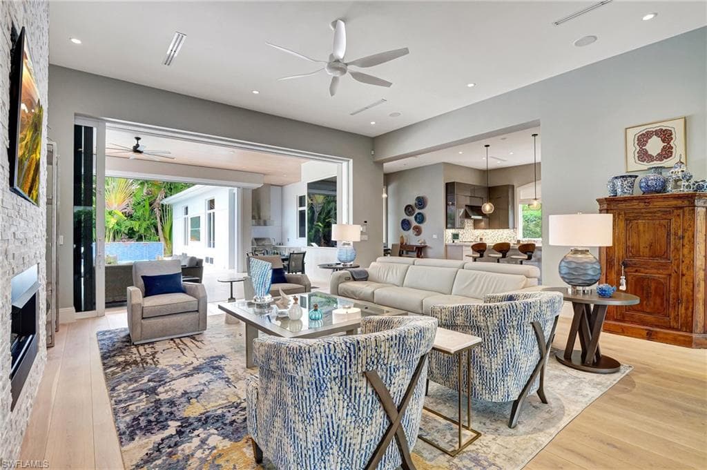 725 Harbour Dr, Naples, FL 34103-5
