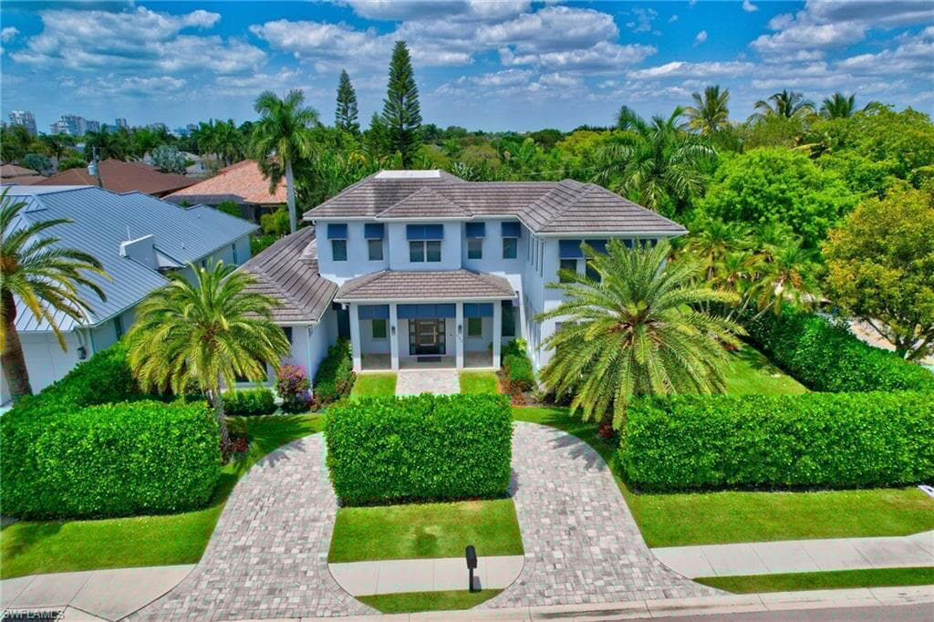 725 Harbour Dr, Naples, FL 34103-7
