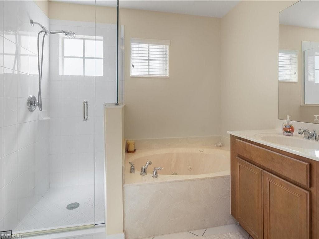 1646 Birdie Dr, Naples, FL 34120-23