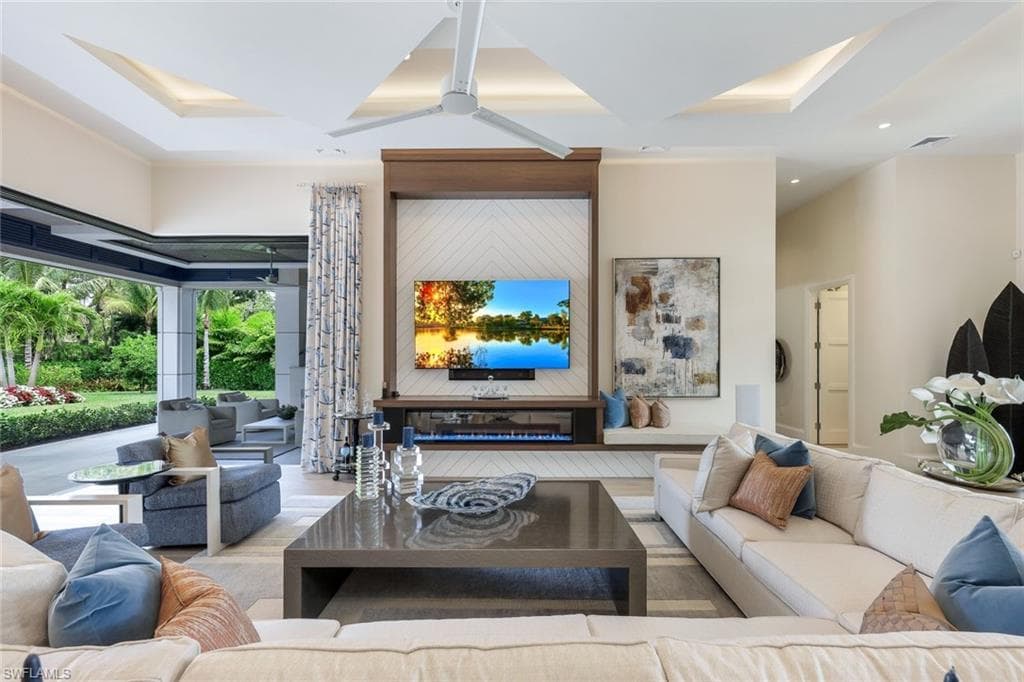 201 Caribbean Rd, Naples, FL 34108-9