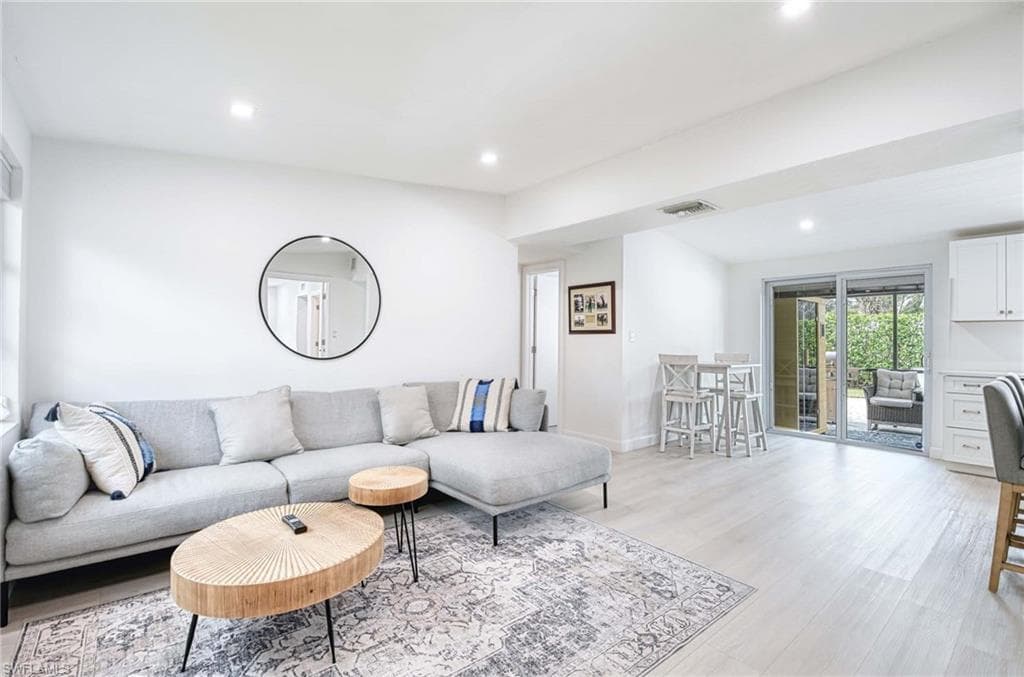 1280 Barbizon Ln, Naples, FL 34104-2
