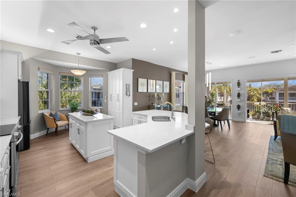 5060 Yacht Harbor Cir 201, Naples, FL 34112-10