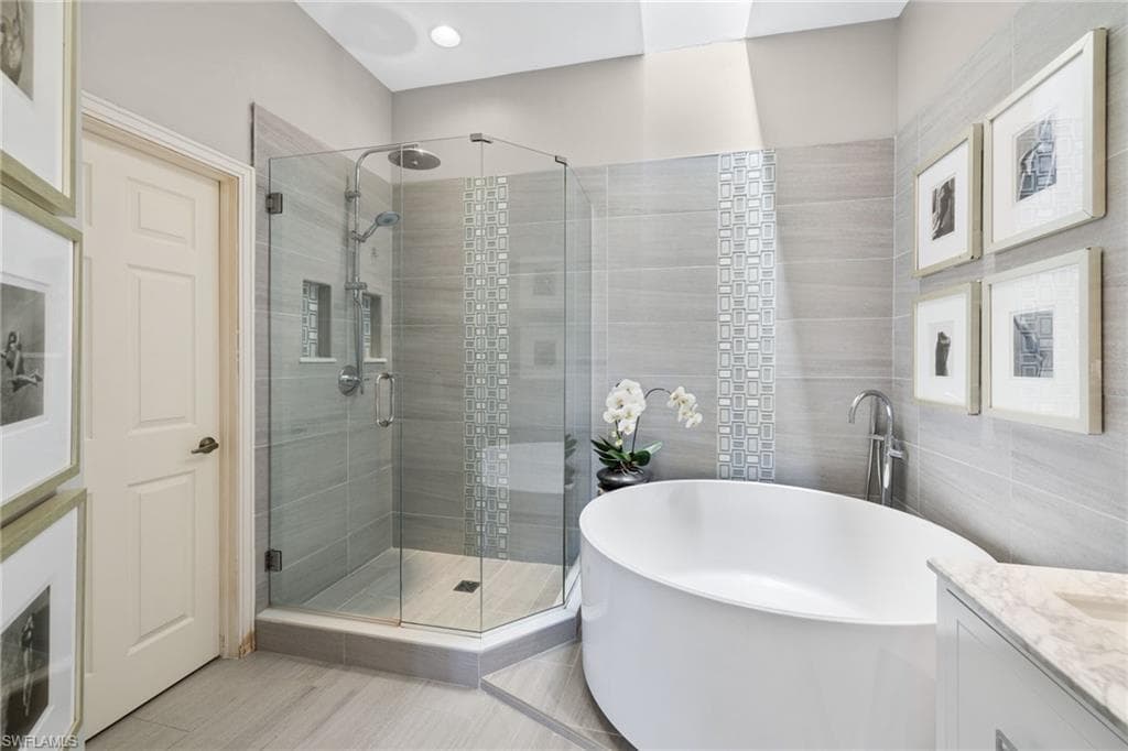5060 Yacht Harbor Cir 201, Naples, FL 34112-21