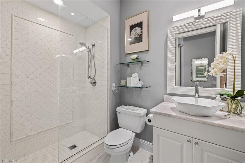5060 Yacht Harbor Cir 201, Naples, FL 34112-23
