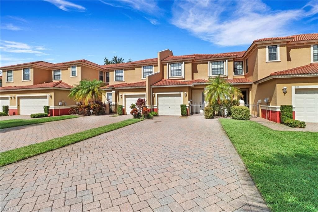 7631 Bristol Cir, Naples, FL 34120-4