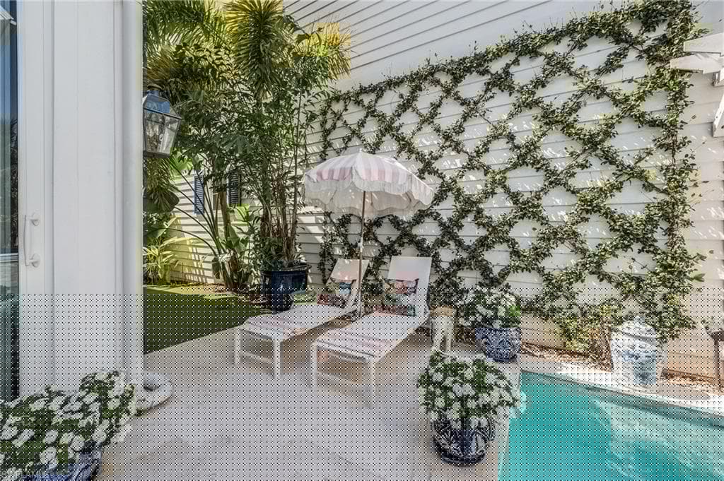 909 10th Ave S, Naples, FL 34102-29