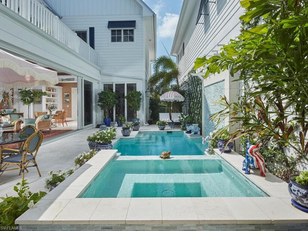 909 10th Ave S, Naples, FL 34102-3