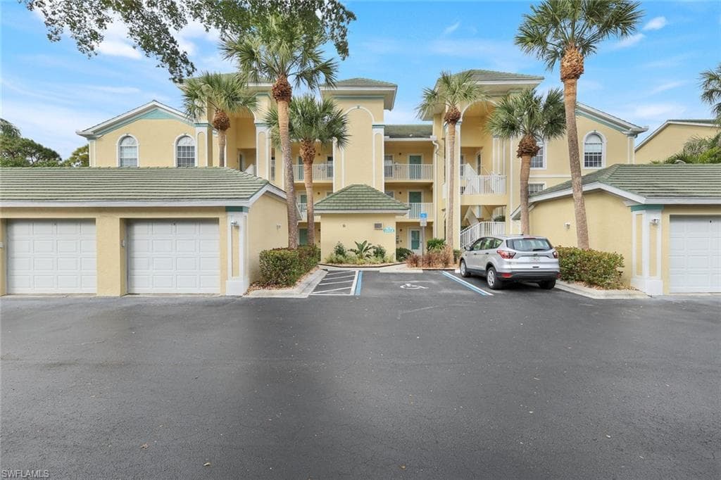 15515 Cedarwood Ln 201, Naples, FL 34110-3