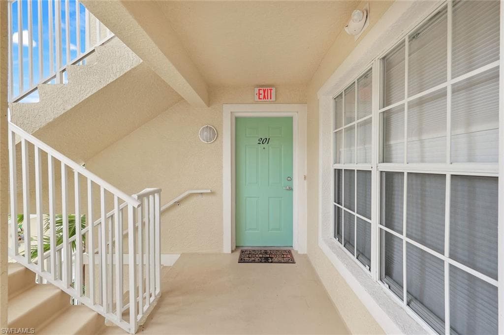 15515 Cedarwood Ln 201, Naples, FL 34110-4