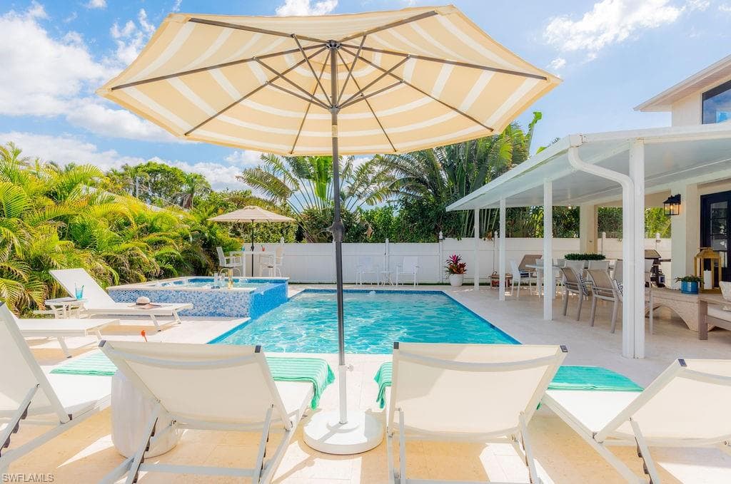10082 Vanderbilt Dr, Naples, FL 34108-4