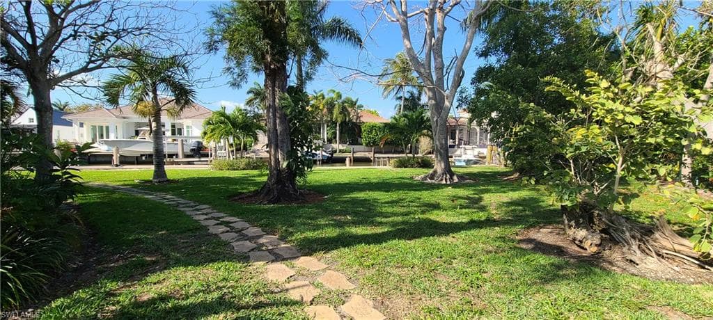 1890 Tarpon Rd, Naples, FL 34102-23