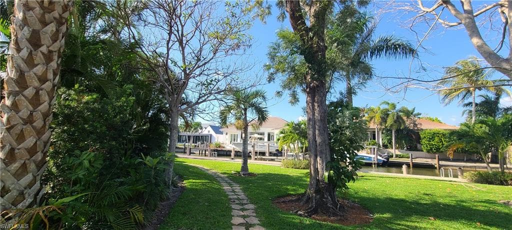 1890 Tarpon Rd, Naples, FL 34102-25