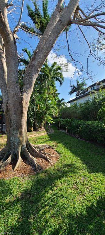 1890 Tarpon Rd, Naples, FL 34102-28
