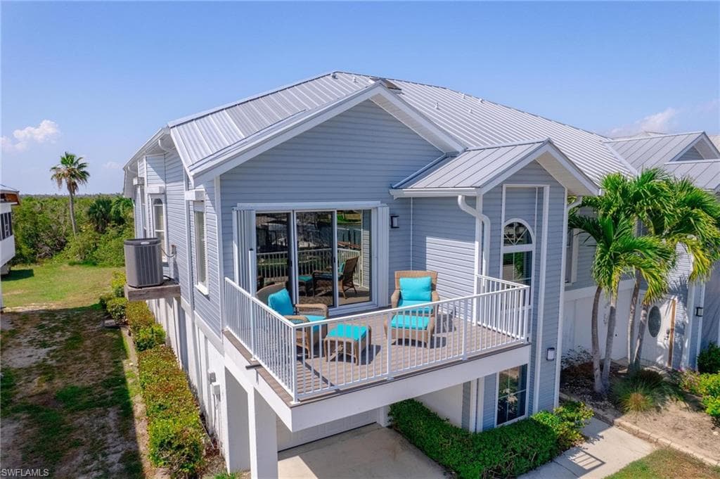 12142 Siesta Dr, Fort Myers Beach, FL 33931-1