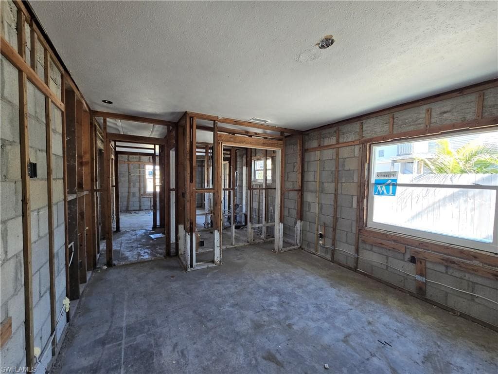 405 Washington Ct, Fort Myers Beach, FL 33931-15