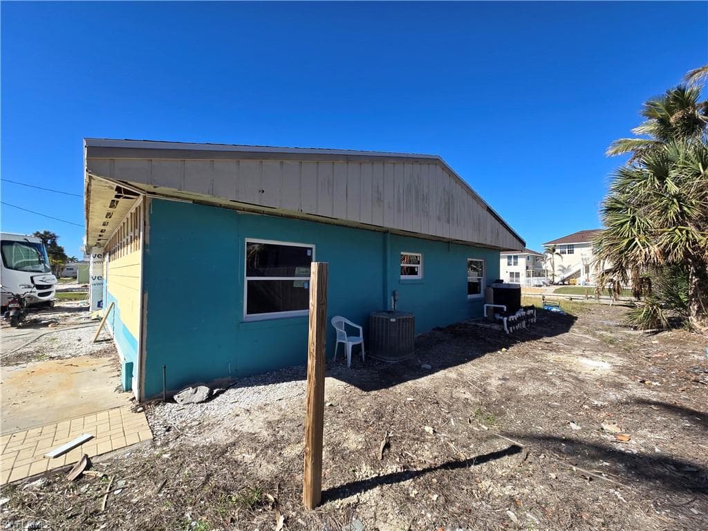 405 Washington Ct, Fort Myers Beach, FL 33931-2