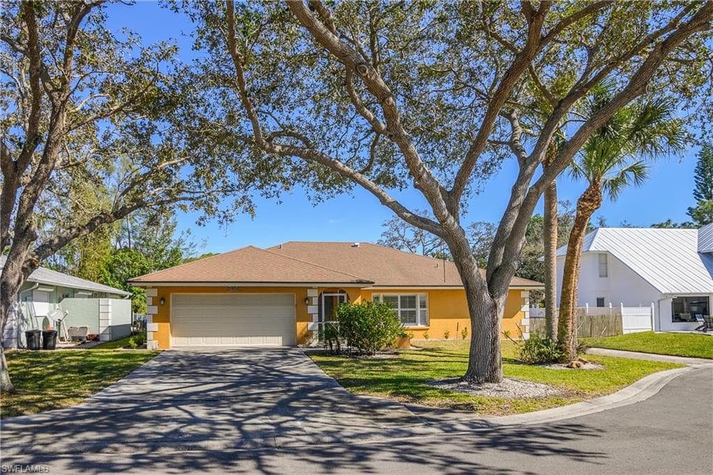 2560 11th Cir, Naples, FL 34103-1