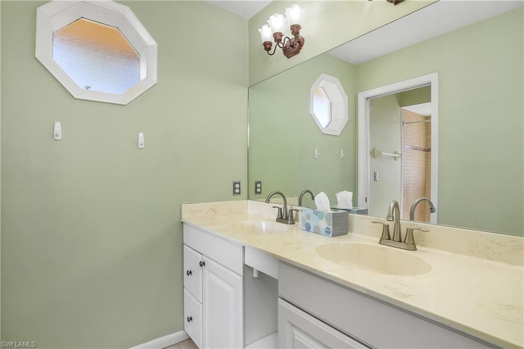 2560 11th Cir, Naples, FL 34103-27