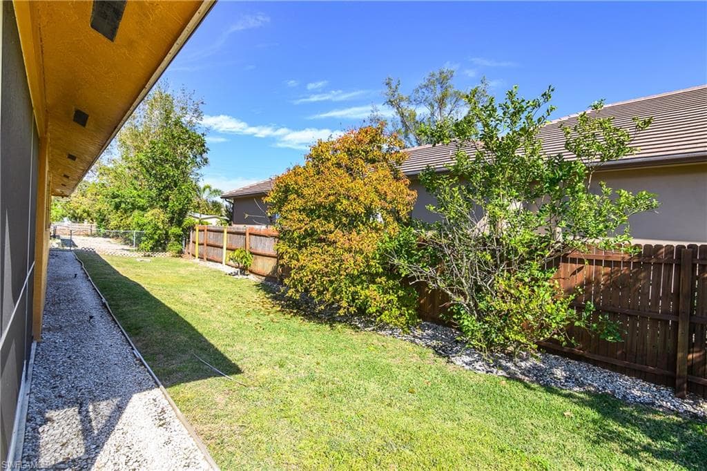 2560 11th Cir, Naples, FL 34103-31