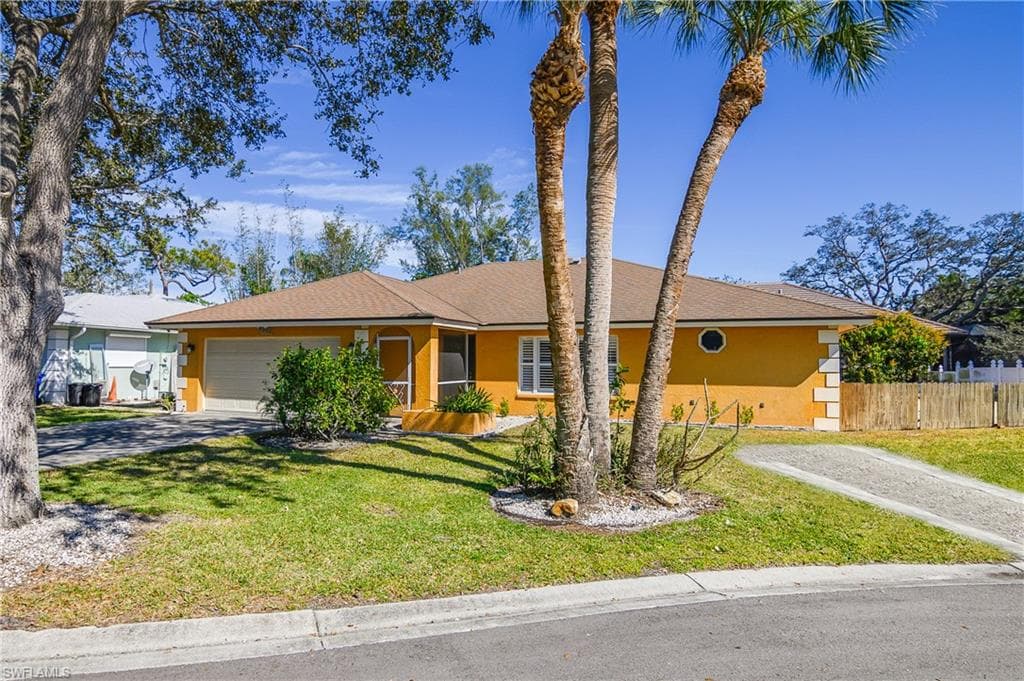 2560 11th Cir, Naples, FL 34103-3