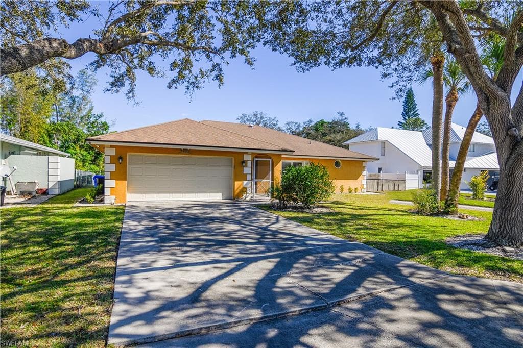 2560 11th Cir, Naples, FL 34103-4