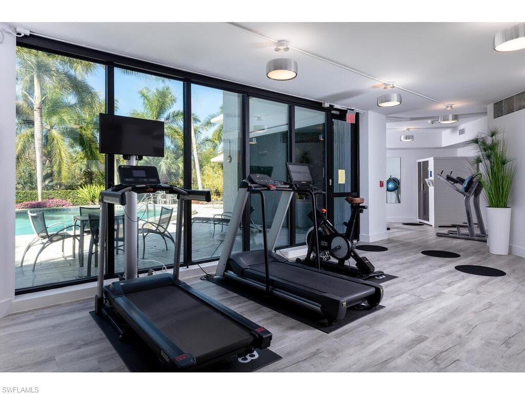 5555 Heron Point Dr 902, Naples, FL 34108-16