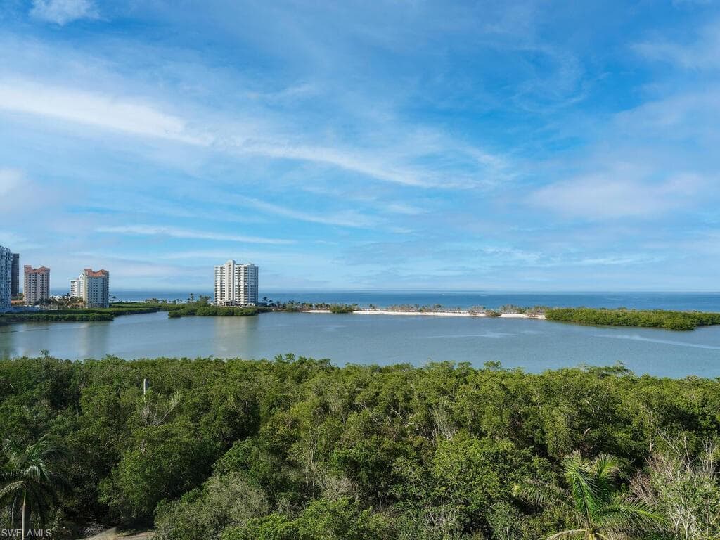 5555 Heron Point Dr 902, Naples, FL 34108-2