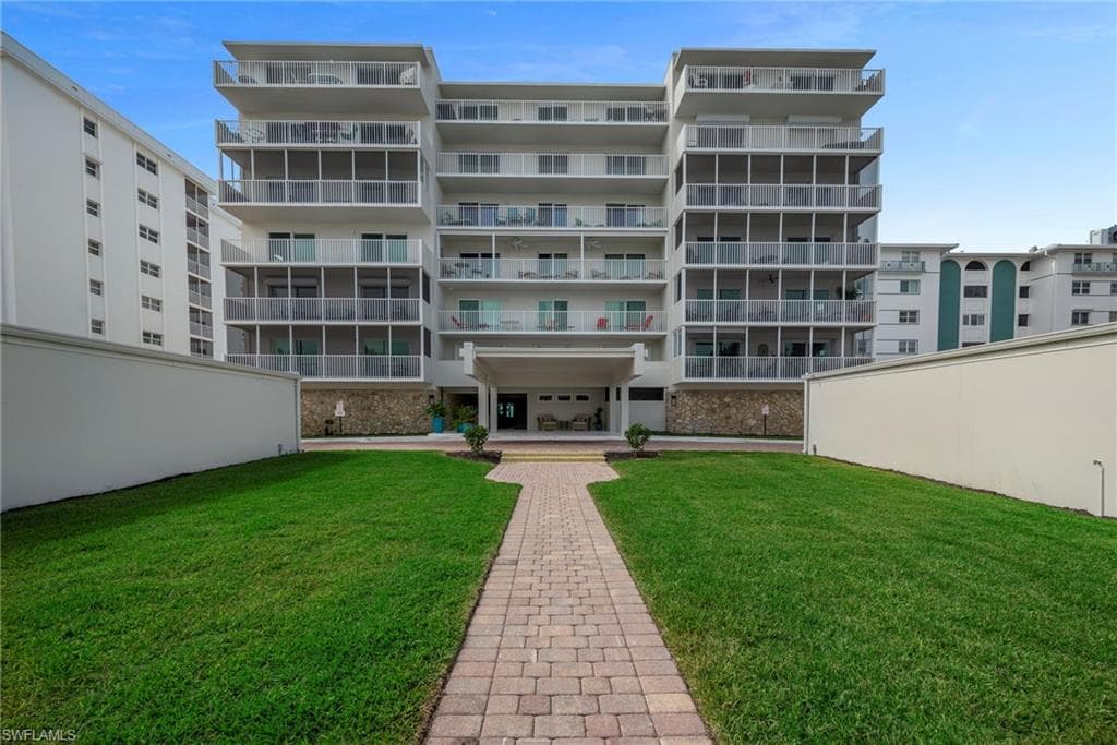 1977 Gulf Shore Blvd N 306, Naples, FL 34102-2