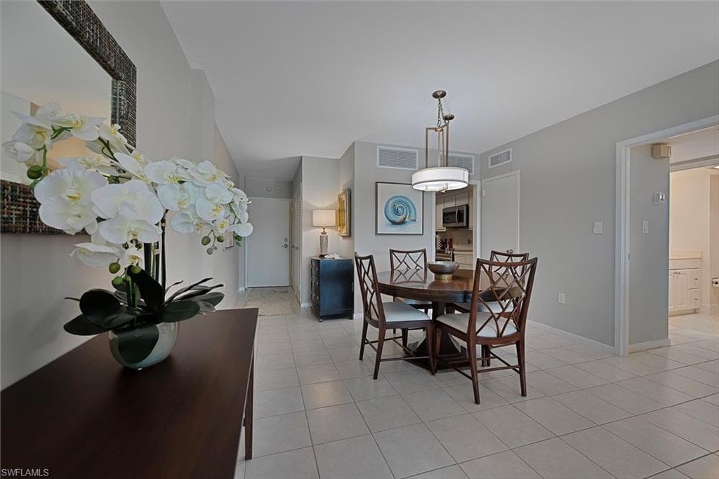1977 Gulf Shore Blvd N 306, Naples, FL 34102-4