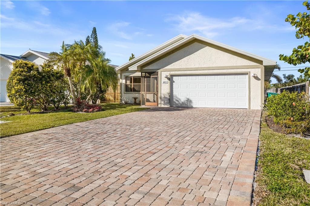 683 96th Ave N, Naples, FL 34108-1