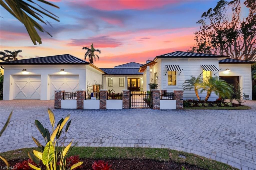 424 Spinnaker Dr, Naples, FL 34102-1