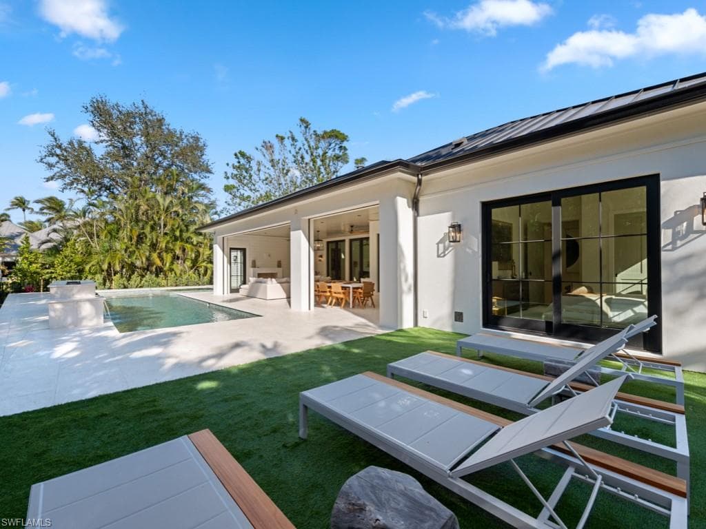 424 Spinnaker Dr, Naples, FL 34102-35
