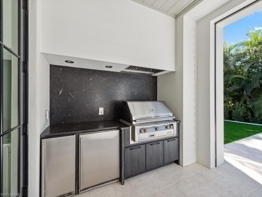 424 Spinnaker Dr, Naples, FL 34102-37