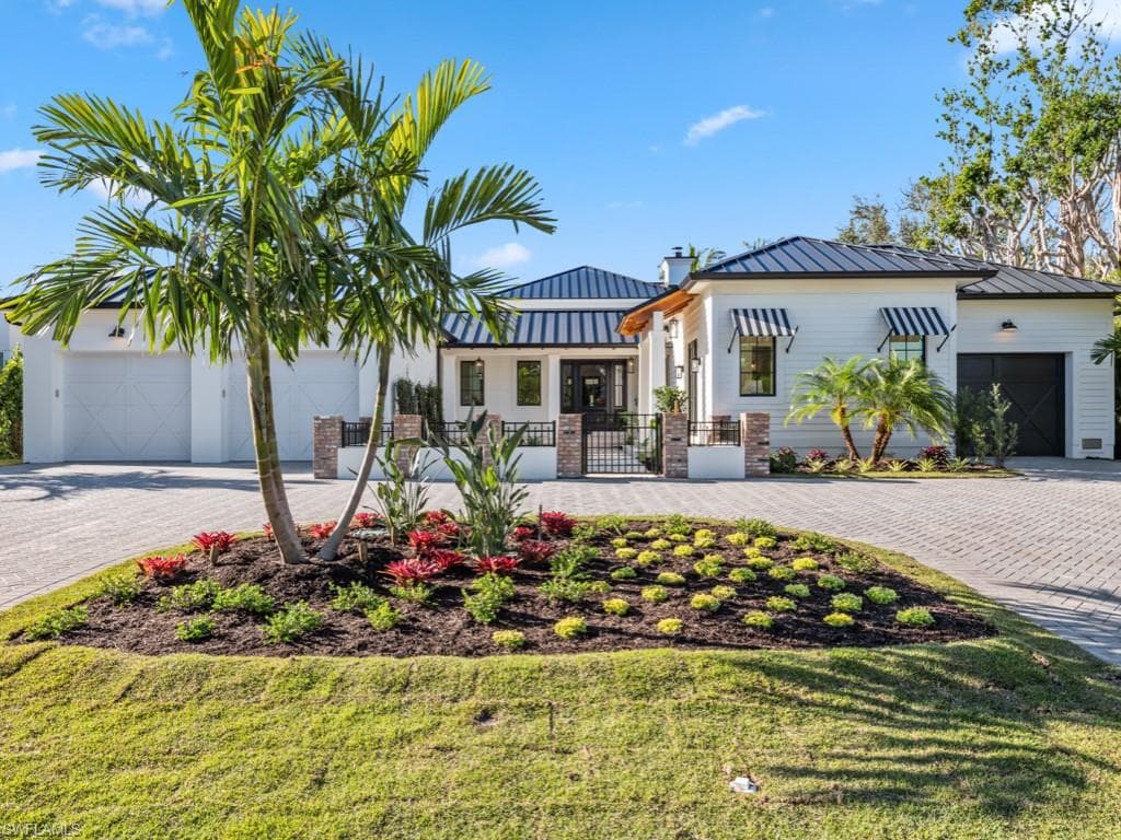 424 Spinnaker Dr, Naples, FL 34102-3