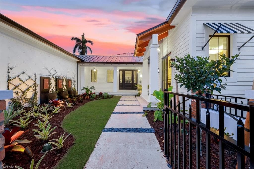 424 Spinnaker Dr, Naples, FL 34102-4