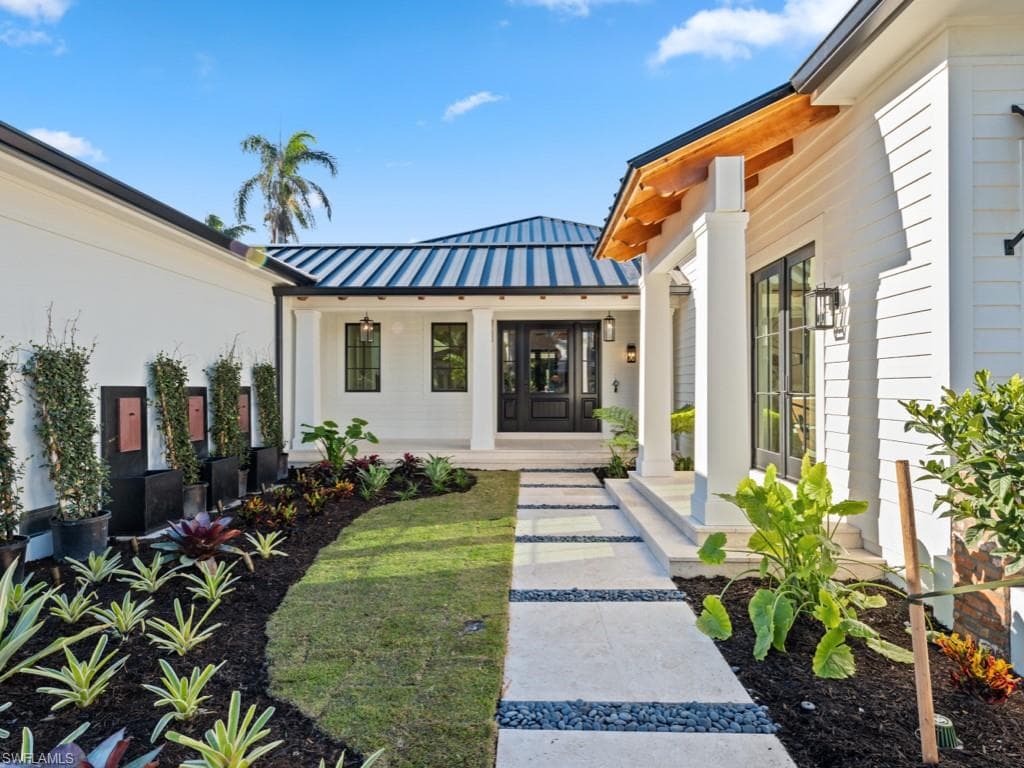 424 Spinnaker Dr, Naples, FL 34102-5