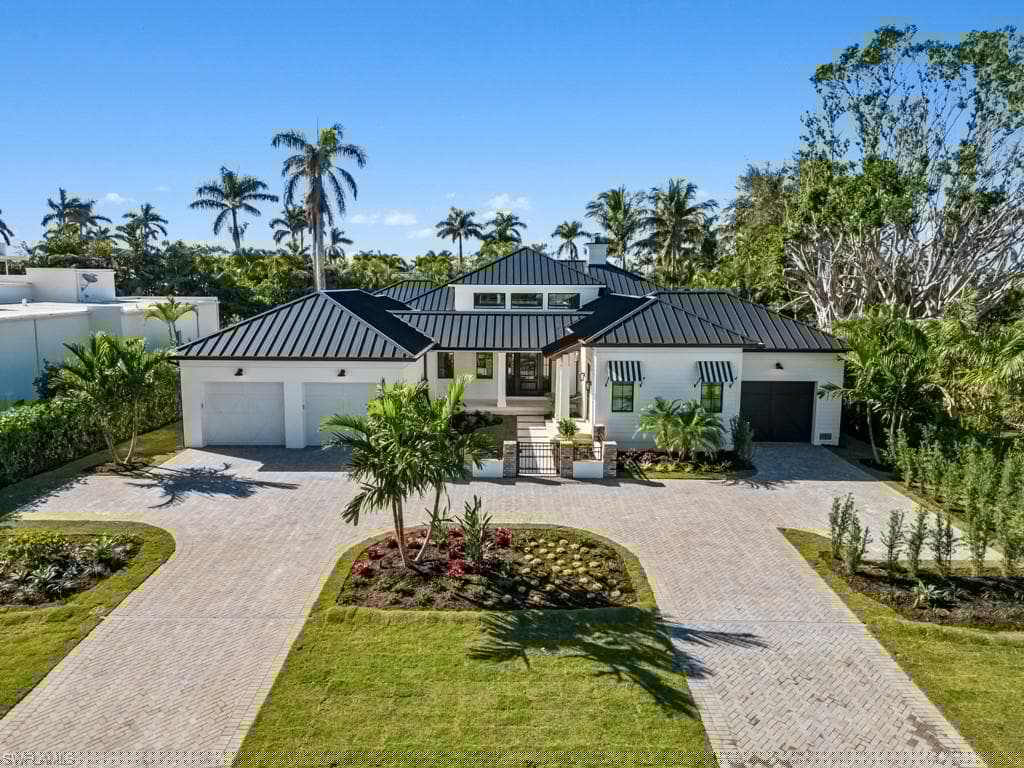 424 Spinnaker Dr, Naples, FL 34102-6