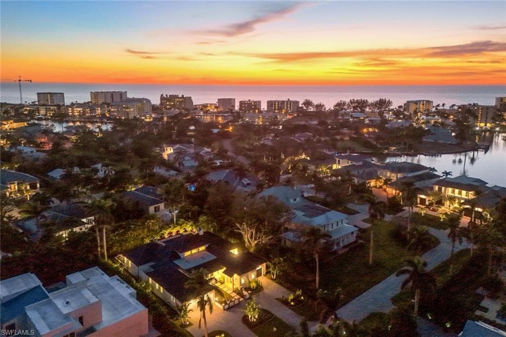 424 Spinnaker Dr, Naples, FL 34102-7