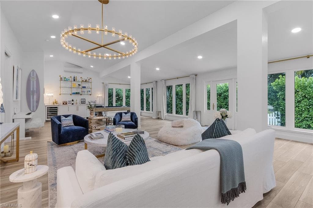 725 2nd St S 4/5, Naples, FL 34102-9