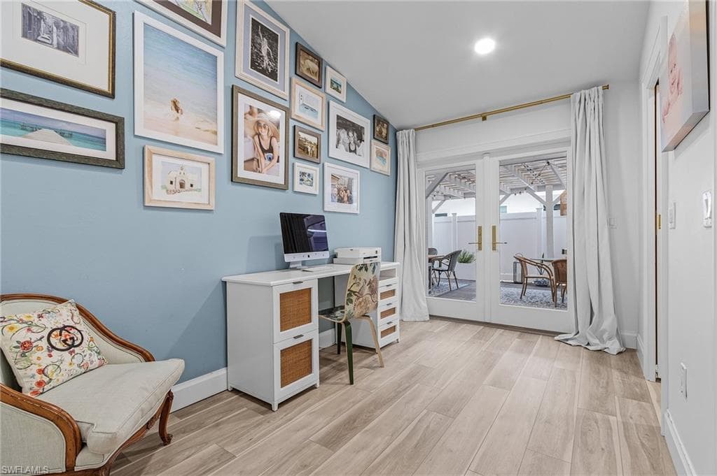725 2nd St S 4/5, Naples, FL 34102-17